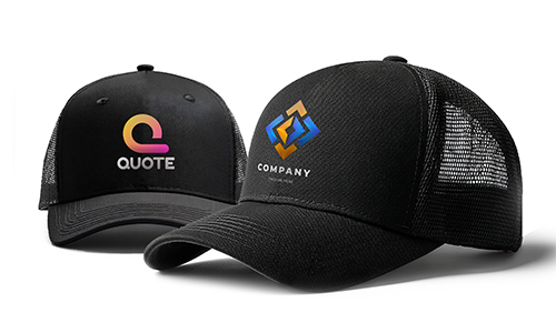 Zwei Caps: eines mit QUOTE und Q-Logo, eines mit COMPANY und geometrischem Emblem, Schleife daneben