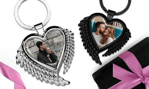 Portachiavi a forma di cuore con ali e una foto con la tua ragazza