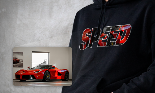 Person i sort hoodie med SPEED-tekst, bogstaver fyldt med rød Ferrari, lille billede viser Ferrari i showroom