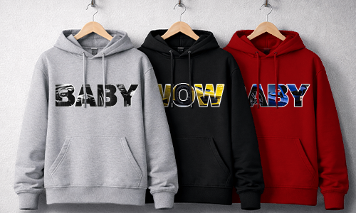 Tre hoodies på bøjler: grå BABY med camouflage-bogstaver, sort WOW med metal-gul, rød BABY med blå grafiske detaljer
