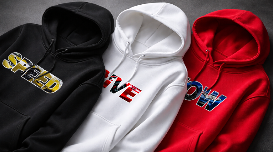 Tre hoodies side om side: sort SPEED, hvid DRIVE, rød FLOW, markante skrifttyper over brystet