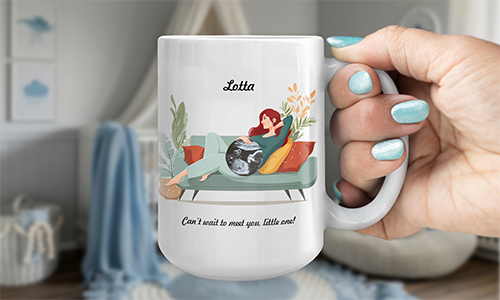 Tasse mit Lotta, schwanger auf Sofa, Fötus-Illustration, gemütliches Kinderzimmer im Hintergrund