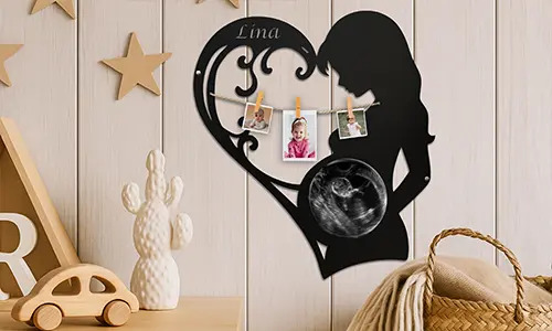 galería-decoración-de-pared-metal-con-imágenes-de-ecografías-y-fotos-personalizadas-para-futura-mamá-1