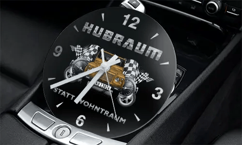 Rennsport-Uhr in der Mittelkonsole mit zwei Autos, Zielflaggen und Schriftzug HUBRAUM STATT WOHNTRAUM