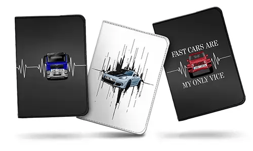 Kolme autoon liittyvää muistiinpanokotelon kantta vierekkäin: Sininen-hopea auto sydänkäyrällä, Sininen urheiluauto liikkeen linjoilla, Punainen auto FAST CARS -lainauksella