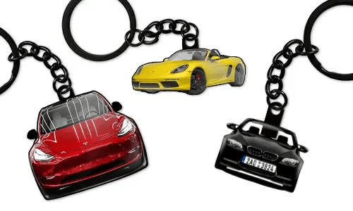 Portachiavi auto personalizzati con una berlina rossa, una cabrio sportiva gialla e una berlina blu, progettati come accessori e regali automobilistici su misura