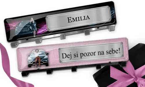 Personalizovaný luxusní stěnový držák na klíče s textem a obrázkem auta pro vaši manželku