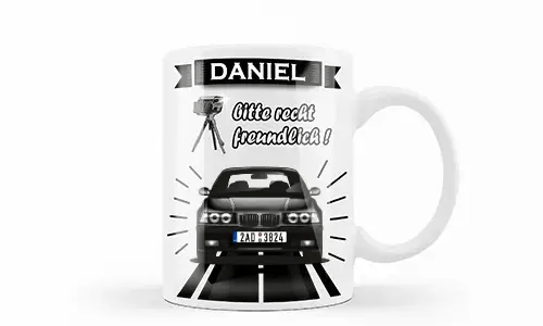 Weiße Tasse mit silbernem Auto und Blitzer-Grafik, Name Daniel und humorvollem deutschen Text