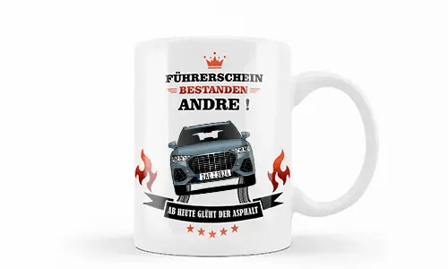Weiße Tasse mit silbernem Auto, Flammen und Reifenspuren, deutscher Glückwunschtext zur Führerscheinprüfung für Andre