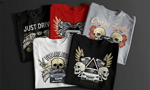 Zwei T-Shirts mit detaillierten Auto-Frontgrafiken, eines rot mit kräftigem schwarzen Design und eines weiß mit hellerem Druck, nebeneinander neben einer schwarzen Geschenkbox mit Schleife, automobil-inspirierte Mode für Autoliebhaber