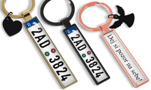 Anpassade nyckelringar med registreringsskylt har personlig text och metallfinish