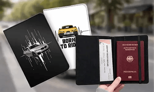 Drie paspoorthoezen: zwart met zilveren auto, wit met gele auto en BORN TO RIDE tekst, rechts open met Duits paspoort en instapkaart
