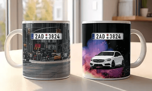 Zwei weiße Tassen mit Auto-Motiven: roter BMW in Stadtumgebung, weißer Mercedes mit Funken und buntem Hintergrund