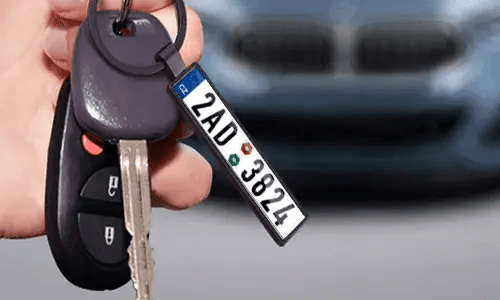 Schwarzer Kennzeichen-Schlüsselanhänger, der im Alltag an den Autoschlüsseln hängt