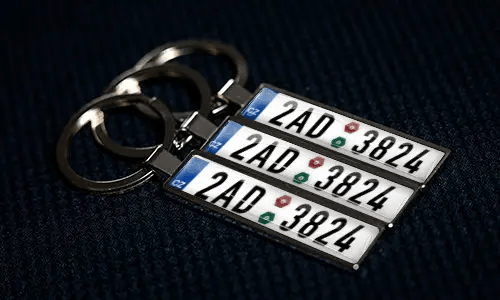 Personalizované klíčenky s poznávací značkou, vlastními čísly a kovovým povrchovým designem