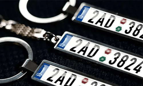 Metalowe breloki z personalizowanymi numerami tablic rejestracyjnych