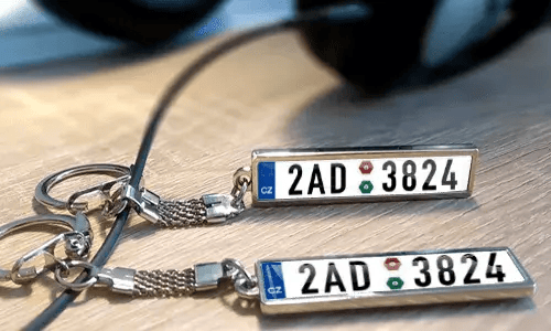 Gepersonaliseerde metalen sleutelhangers met eigen tekst en kentekenplaat-stijl labels