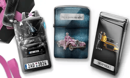 Three metal lighters featuring personalized designs. The left lighter shows a city skyline and a couple beside a car with 'BESTE OMA DER WELT'. The middle lighter depicts a pink vintage car with 'HAB DICH LIEB OMA' above. The right lighter displays a blue car and a license plate. Pink ribbons add a gift-like context.