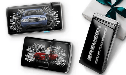 Drei elegante schwarze Geldbörsen mit Bildern von Autos und Zahnrädern, platziert neben einer Geschenkbox. Auf einer steht „Bremsen“. Das Design ist dynamisch und modern.