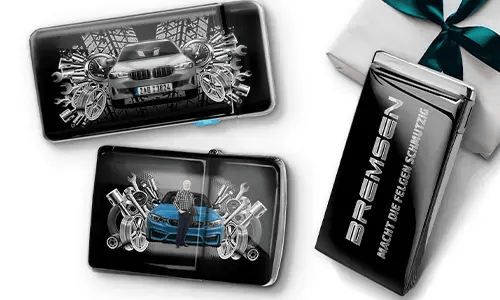 Drei Auto-Themen-Artikel mit Auto-Illustrationen und Maschinen-Motiven, arrangiert neben einer Geschenkbox, die mit einer grünen Schleife gebunden ist.