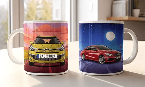Zwei Tassen stehen auf einem Tisch am Fenster. Eine Tasse zeigt ein gelbes Auto vor einem Sonnenuntergang, während die andere ein rotes Auto unter einem sternenklaren Nachthimmel zeigt.