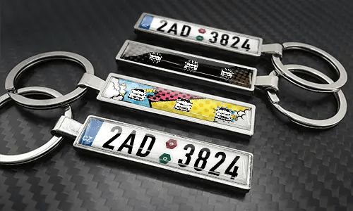 Set de llaveros de metal estilo cómic con placas de matrícula, diseños de coches coloridos y acabado metálico