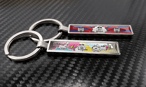 Metall-Comic-Auto-Schlüsselanhänger mit bunten Pop-Art-Fahrzeugdesigns