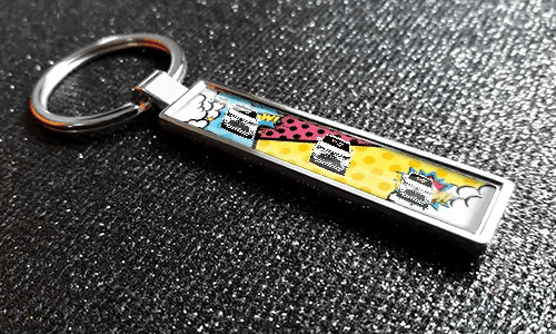 Llavero metálico de coche estilo cómic, con diseño pop art e ilustración colorida de vehículo