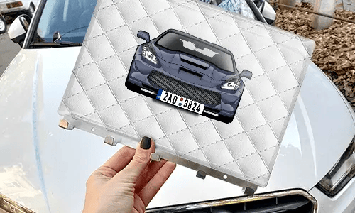 schlüsselbrett personalisiert mit Weißleder Hintergrund in der Hand personalisiertes schlüsselbrett