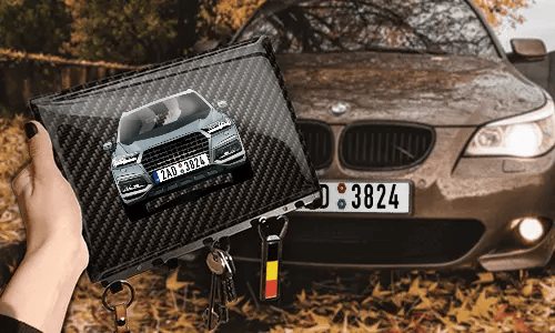 schlüsselbrett personalisiert mit Carbon Hintergrund in der Hand individuelles Schlüsselbrett