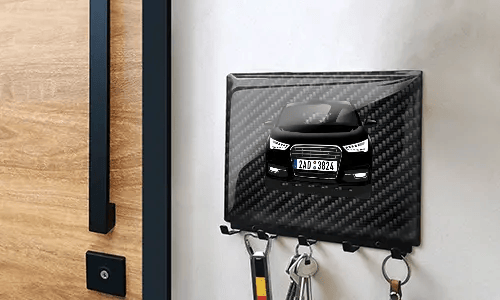schlüsselbrett personalisiert mit Carbon Hintergrund auf der Wand Schlüsselbrett mit Wunschmotiv