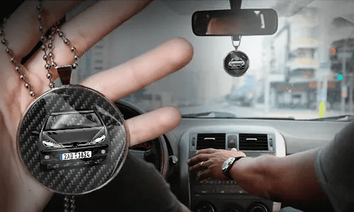 Innenspiegelanhänger in der Hand im Auto auto innenspiegel anhänger