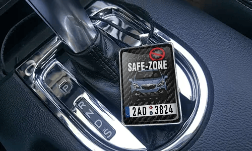 Auto-Safezone-Anhänger mit Carbon Hintergrund und Lederkette im Wagen Auto-Schutzraum-Anhänger