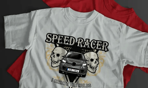 Weißes T-Shirt mit SPEED RACER Schriftzug, silberner BMW-Grafik, zwei Schädeln, gelben Ornamenten und schwarzem Hintergrund