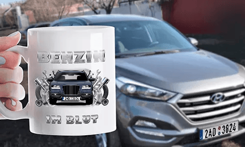 schrauber tasse in der Hand mit dem Wagem auf dem Hintergrund werkstatt tasse