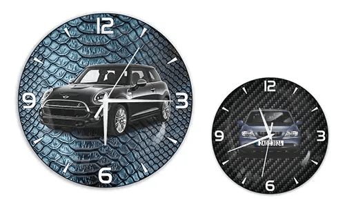 Zwei Wanduhren mit Autoillustrationen: links mit schwarzem Auto auf blauer Reptilstruktur, rechts mit blauem Auto auf Carbon-Hintergrund