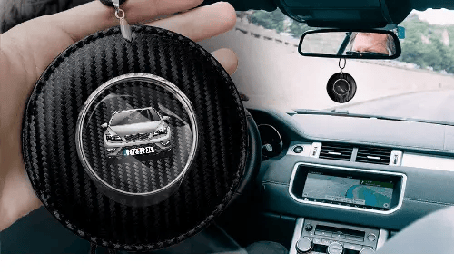 autospiegelanhänger mit foto carbon in der Hand individualisierter autospiegelanhänger