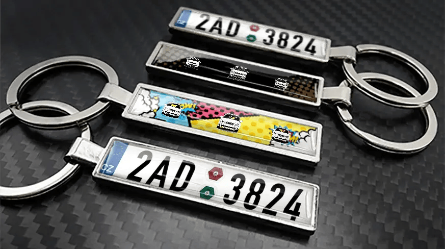Portachiavi in metallo in stile fumetto con illustrazioni di auto e design personalizzato della targa