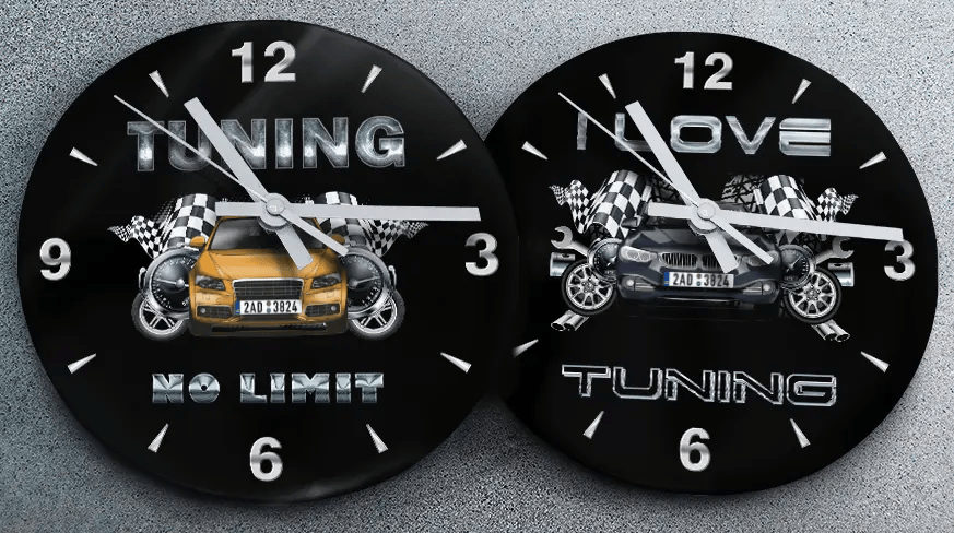 Zwei Wanduhren mit Rennsportmotiv: links mit schwarzem Auto und TUNING NO LIMIT Schriftzug, rechts mit blauem Auto und MOVE TUNING Text