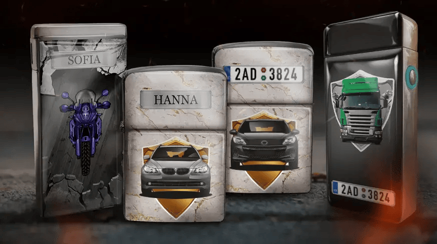 Sammlung dekorativer Dosen mit Fahrzeugmotiven auf marmorähnlichem Hintergrund. Die Dosen zeigen ein Motorrad, blaue und rote Autos sowie einen grünen LKW mit Kennzeichen. Die Namen „SOFIA“ und „HANNA“ sind sichtbar, was ein elegantes und stilvolles Design vermittelt.