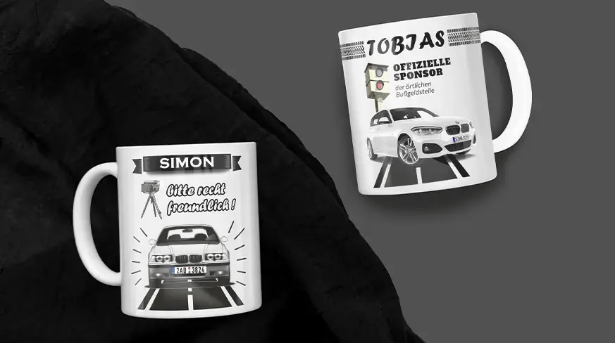 Zwei weiße Tassen mit Auto- und Blitzer-Motiven: Simons Tasse mit freundlicher Botschaft, Tobias' Tasse mit humorvollem Bußgeldtext